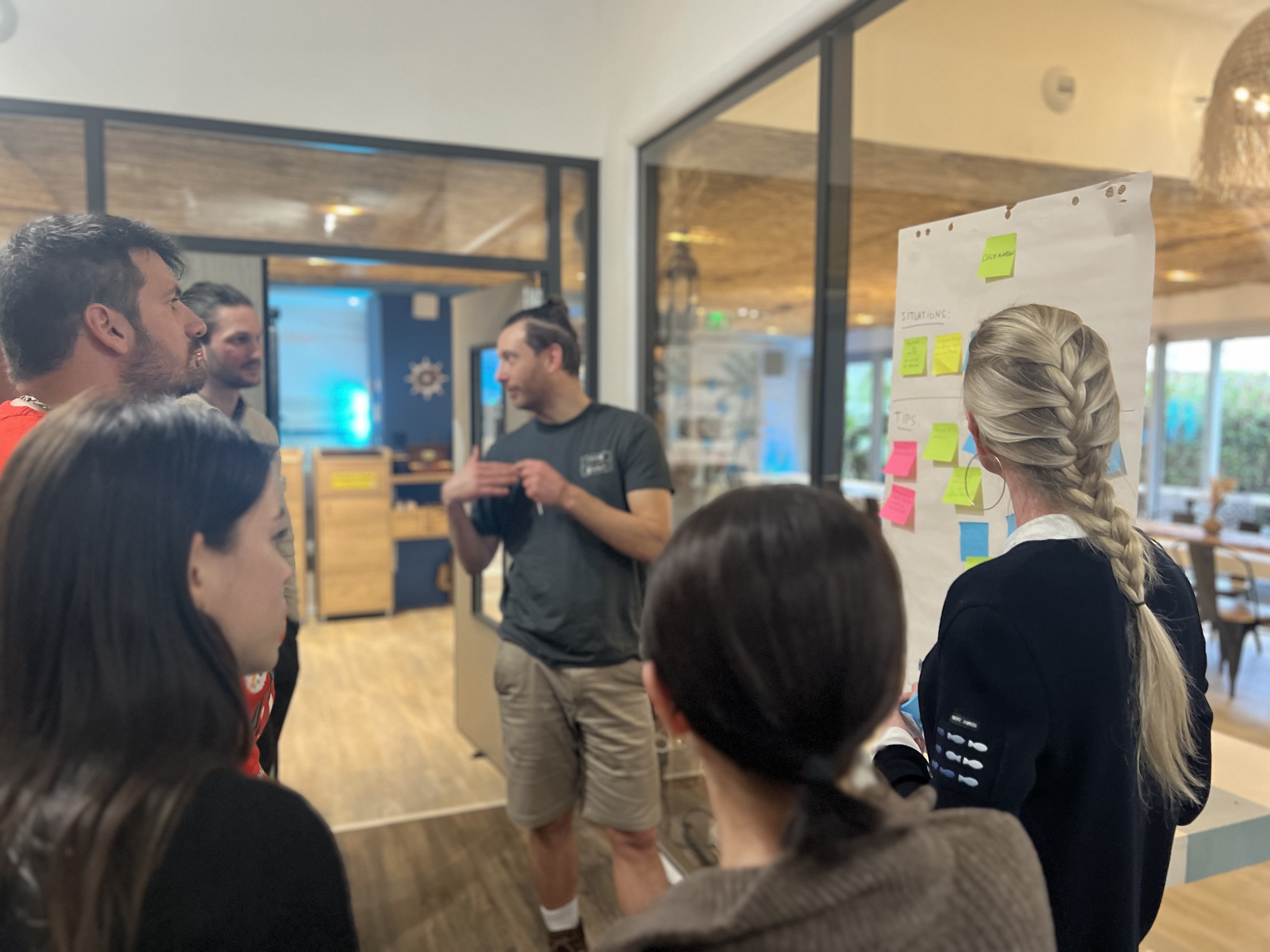 image représentant les équipes d'Xl Groupe travailler collectivement lors de l'atelier RSE