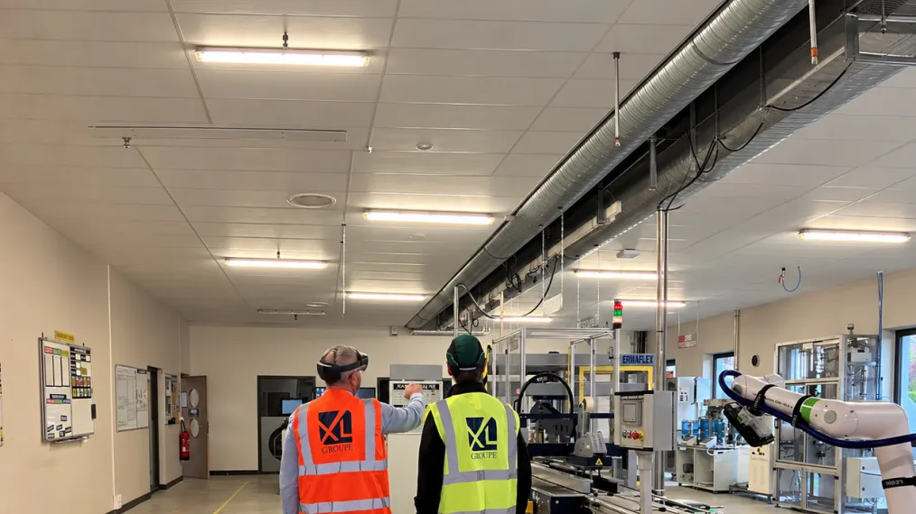 deux_personnes_usine_carre